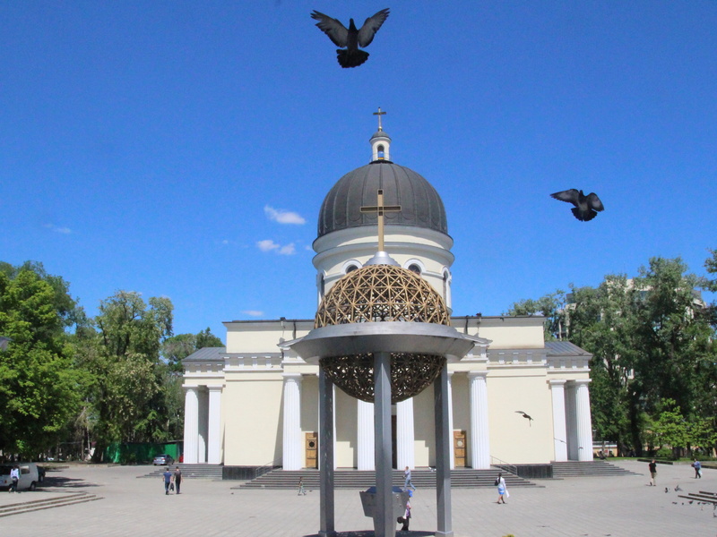 architecture, building exterior, tree, street, 4K, built structure, incidental people, outdoors, travel destinations, church, travel, chisinau, dome, city