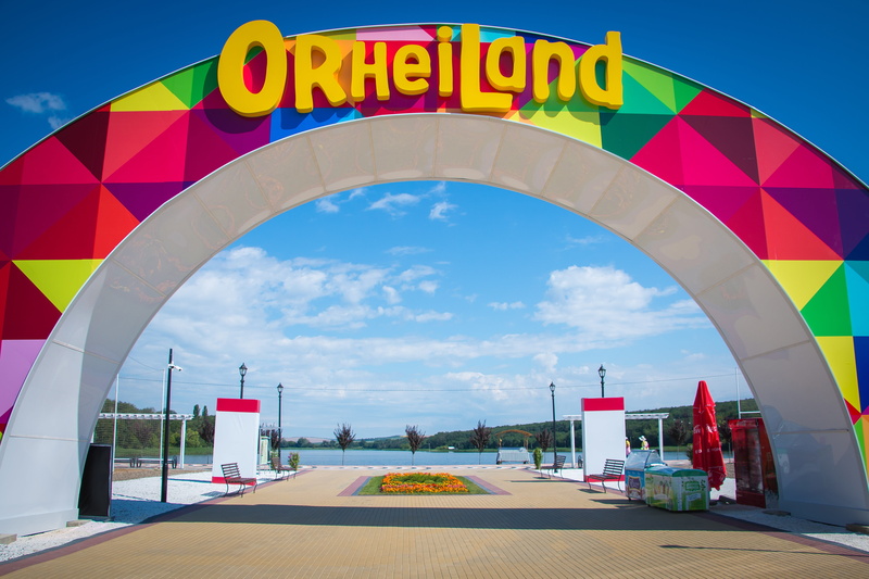 communication, western script, architecture, land, 5K, arch, outdoors, orhei, multi colored, building exterior, direction, blue, day, red, built structure