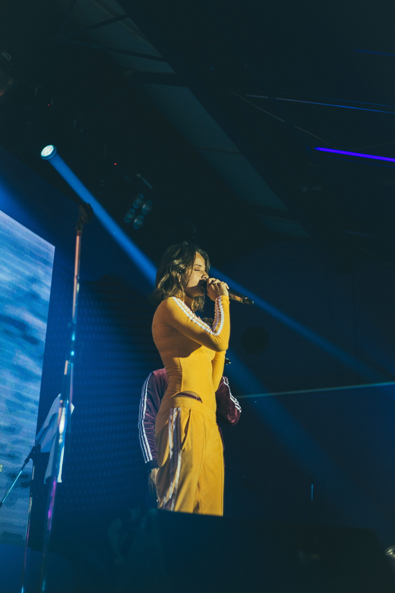 stage light, standing, chisinau, holding, arts culture and entertainment, club, yellow, real people, performance, light - natural phenomenon, stage, 5K