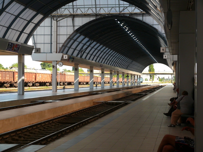 waiting, group of people, built structure, passenger, rail transportation, architect, architecture, chisinau, track, incidental people, real people, day