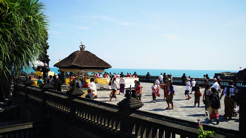 tanah lot, sky, women, architecture, land, leisure activity, lifestyles, group of people, water, nature, day, crowd, horizon over water, large group of people