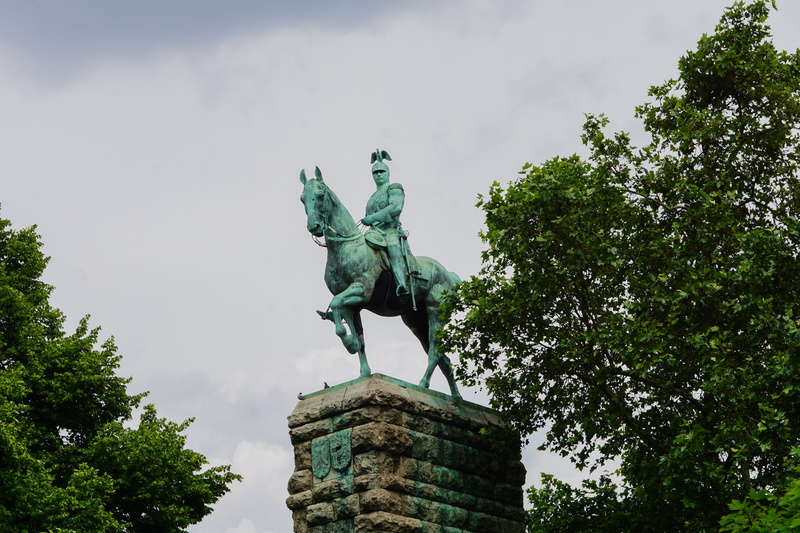 tree, art and craft, 5K, green, day, sky, nature, statue, cloud - sky, creativity, prussia, memorial, Ride, no people, Horse, human representation, low angle view