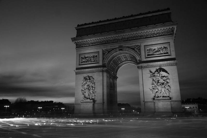 monochrome architecture paris arc de triomphe capital france evening traffic light trails street light champs lyses car arch clouds city, 2K