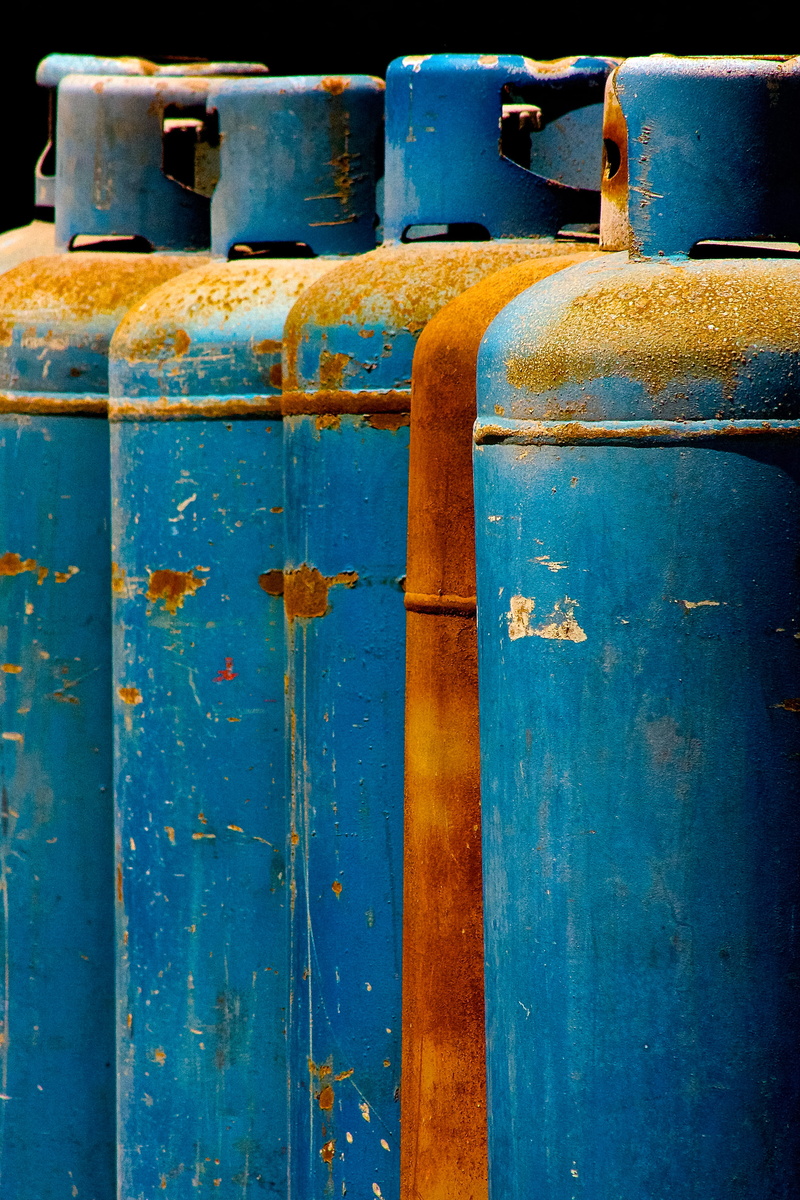 rust, decline, container, bleu, bouteilles, obsolete, textured, cylinders, weathered, wood - material, rouillées, deterioration, gas, 4K, oxidada, botella