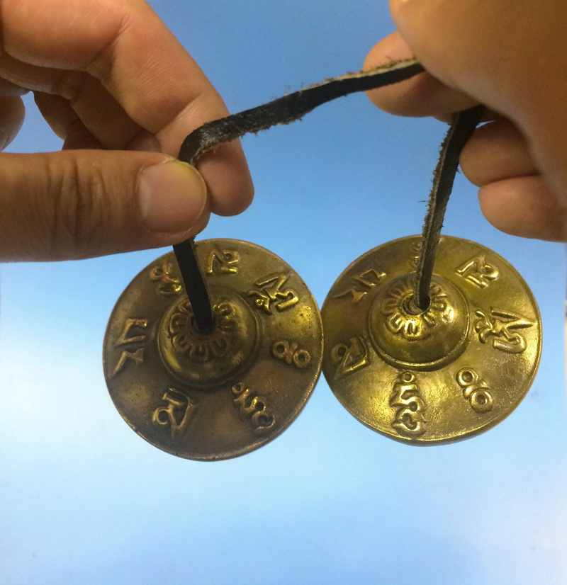 human finger, 1080P, sound, metal, unrecognizable person, finger, Bell, golden, finance, one person, blue, coin, gold colored, chibettan bell, holding