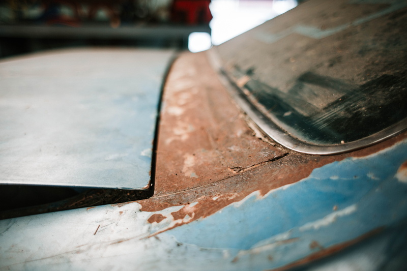close-up, arcade game machine, workshop, no people, windshield, nature, roof, high angle view, old, metal, tar, art and craft, still life, selective focus