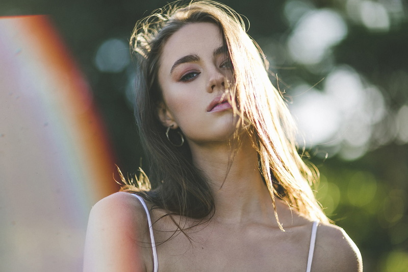 women, portrait, 720P, hoop earrings, depth of field, looking at viewer, model, Julia Trotti, women outdoors, brunette