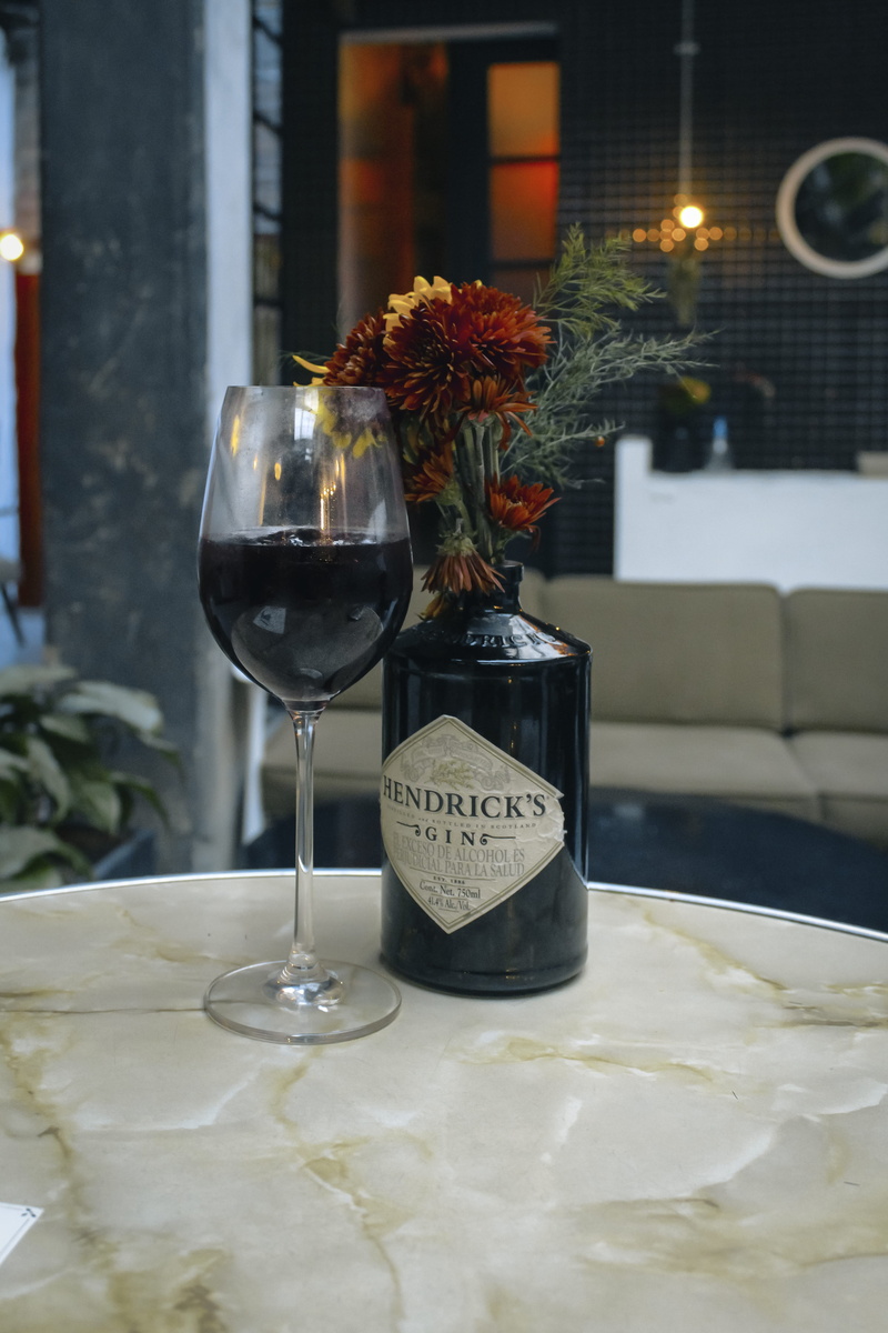 marmol, madre, 5K, flowers, table, glass - material, vase, canon, drink, glass, cup, colombia, plant, flower, text, food and drink, focus on foreground