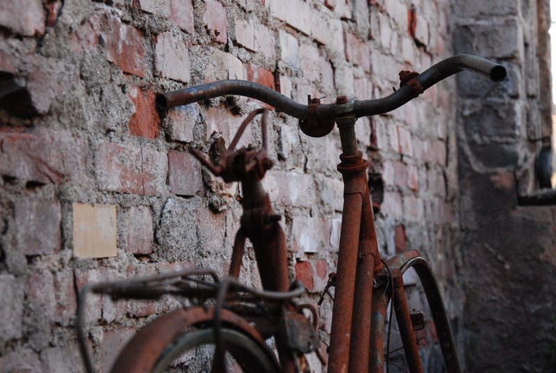 close-up, rust, beside, wheel, wall - building feature, parked, saddle, bicycles, outdoors, brown, metal, old, abandoned, bicycle, broken, day, scrap iron