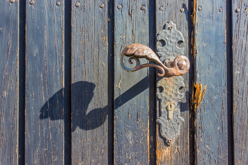 lock, closed, jack, latch, shadow, outdoors, metal, old-fashioned, pattern, entrance, wood - Material, brown, wood, security, day, ornate, 4K, castle