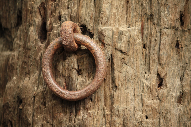 iron, hanging, weathered, wood, outdoors, day, eyelet, antique, safety, old, ring, chain, wood - material, metal, rust, security, knob, 4K, no people