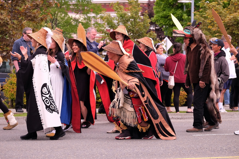people, apparel, hat, architecture, celebration, standing, large group of people, group of people, costume, person, day, native american, outdoors, 4K