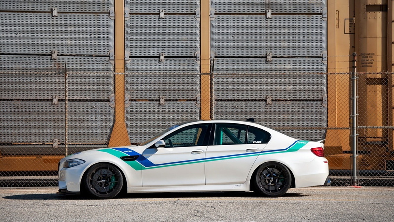 outdoors, BMW M10, BMW, fence, day, built structure, car, vehicle, road, white cars, motor vehicle, sedan, mode of transportation, vintage car, city, land vehicle