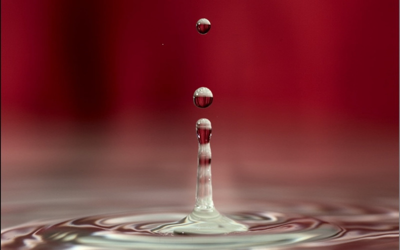 motion, colored background, freshness, splash, food and drink, no People, pouring, pinnacle, water Surface, glass, blue, wet, nature, clean, ripple, high-speed photography