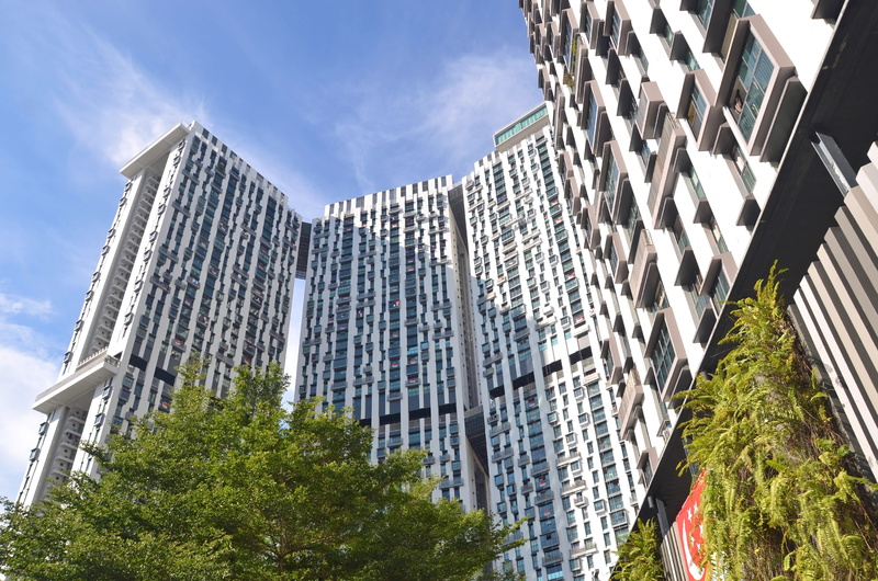 built structure, public housing, architecture, sky, office building exterior, skyscraper, tall - high, day, window, tree, singapore, low angle view, city