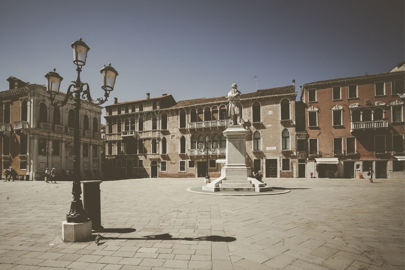 building exterior, tiled floor, outdoors, history, architecture, 2K, urban, lamp post, human, metropolis, city, shadow, building, travel destinations