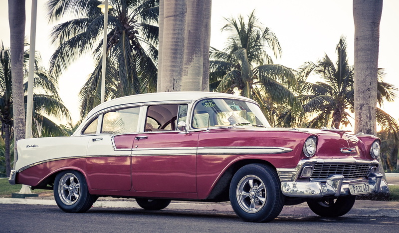 2K, vehicle, white, maroon, outdoors, oldtimer, palm tree, land vehicle, auto, built structure, tree, near, automotive, car, red, nature, trees, classic