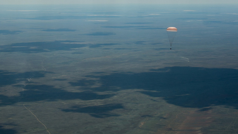 beauty in nature, sea, freedom, high angle view, sign, nature, security, no people, tranquility, 1080P, roscosmos nasa soyuz parachutes, flying, outdoors