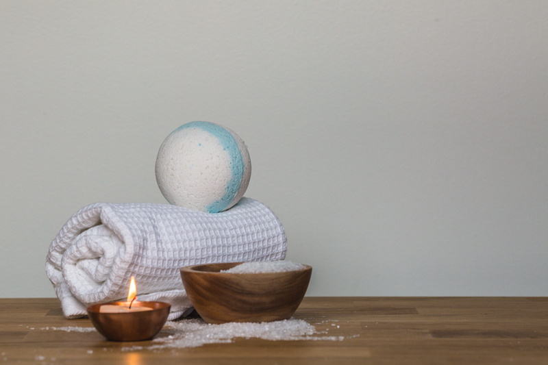 bomb, wellbeing, container, near, flame, solid, tea light, bath, copy space, nature, wood, bowl, towel, photo, bathbomb, reflection, still life, decoration