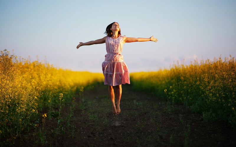 young adult, real people, plant, casual clothing, land, lifestyles, women, fashion, field, Rapeseed, 720P, nature, women outdoors, limb, arms outstretched