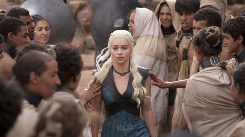 large group of people, Emilia Clarke, young adult, men, waist up, young women, watching, crowd, front view, selective focus, day, architecture, group of people