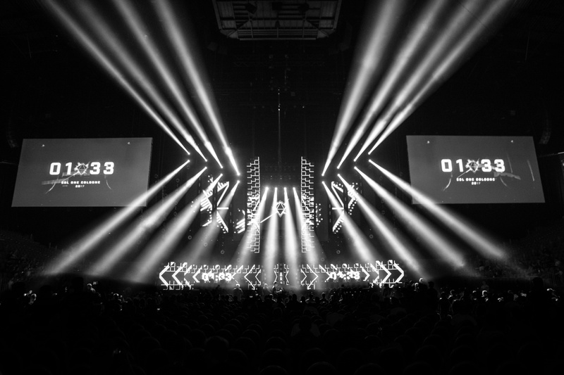 5K, western script, communication, nightlife, lighting equipment, stage light, stage - performance space, enjoyment, popular music concert, music, concert