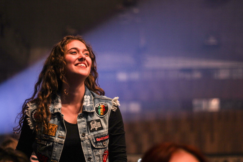 musician, crowd, show, performance, smiling, hairstyle, entertainment, sound, guitar, 4K, hair, portrait, concert, event, casual clothing, beautiful woman