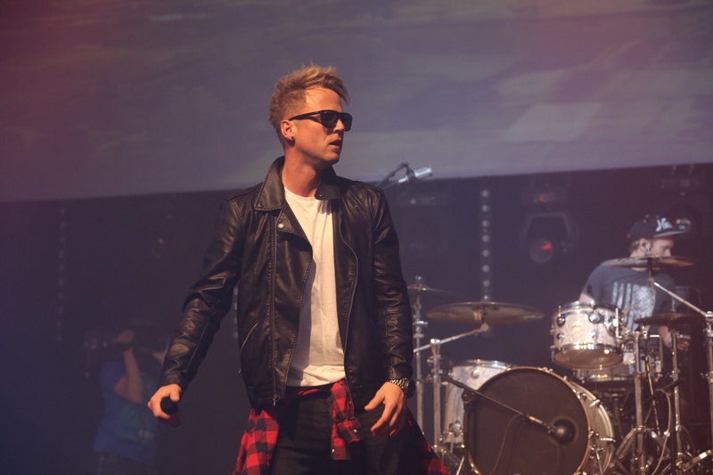 lz7, arts culture and entertainment, one person, musician, drum, real people, rock music, clothing, musical instrument, skill, 2K, nightlife, artist, jacket
