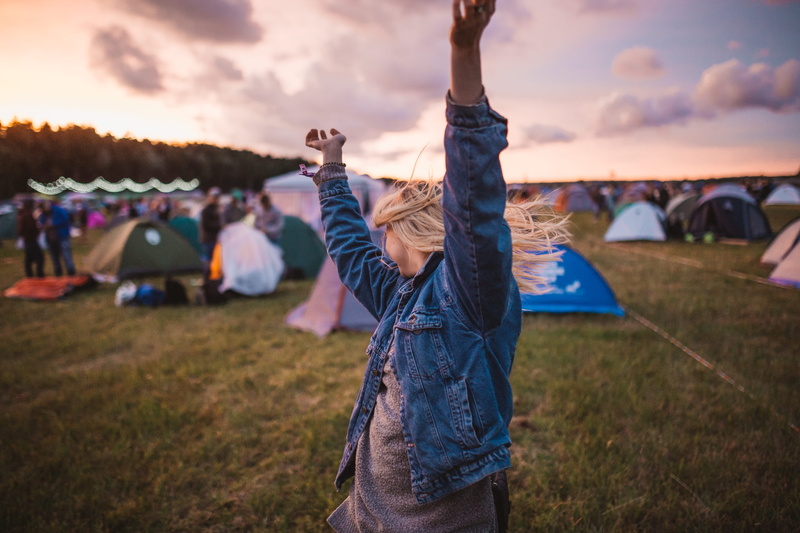 adult, leisure activity, arms raised, casual clothing, young adult, festival goer, grass, entertainment event, event, nature, sky, arts culture and entertainment