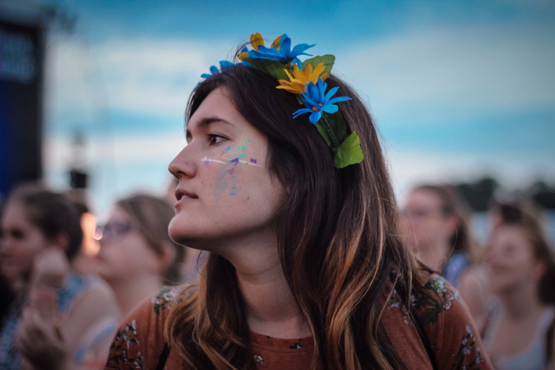 music festival, entertainment event, portrait, hairstyle, headband, teenager, 5K, photography, brown shirt, one person, brown, enjoyment, close-up, focus
