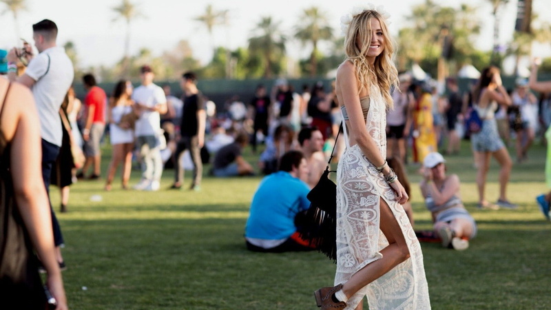 outdoors, event, grass, hairstyle, large group of people, crowd, 720P, day, music festival, standing, spectator, young adult, festival, festival goer