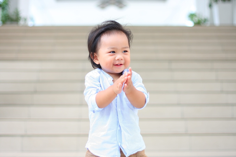 childhood, front view, celebrating, day, cheerful, outdoors, innocence, clapping, staircase, child, waist up, real people, standing, casual clothing, happy