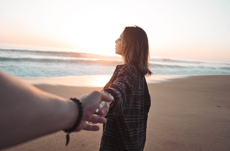 seashore, sand, holiday, wave, love, holding, hold, hands, follow me, profile, shore, people, young adult, heterosexual couple, land, person