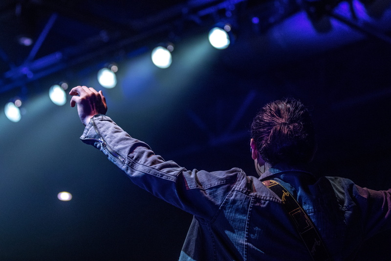 lights, musician, focus, shadow, faith, male, performance, arm, church, guitar, adult, night, hand, selective, person, production, nightlife, popular music concert