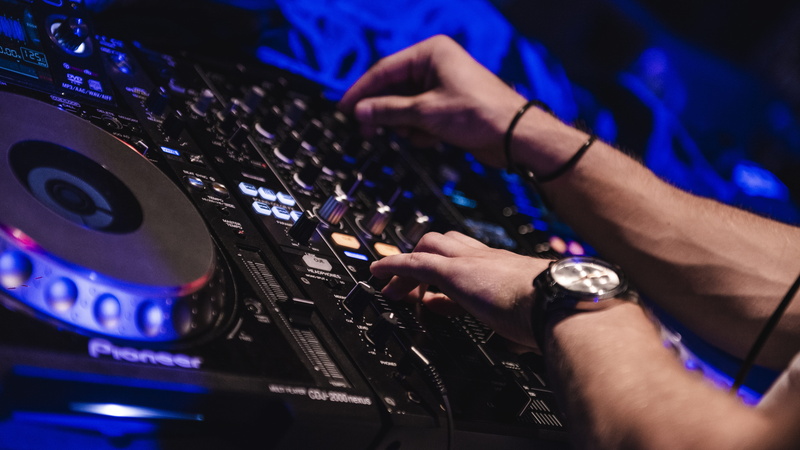 mix, finger, sound recording equipment, music, nightlife, djs, slovakia, performance, dj, club dj, one person, nightclub, 5K, night, sound mixer, light