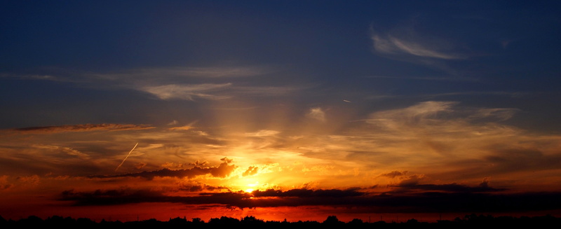 dramatic sky, ominous, cloud, clouds, cozy, bright, tranquility, moon, environment, sunset, water, dramatic, dawn, cloudscape, light, scenics - nature