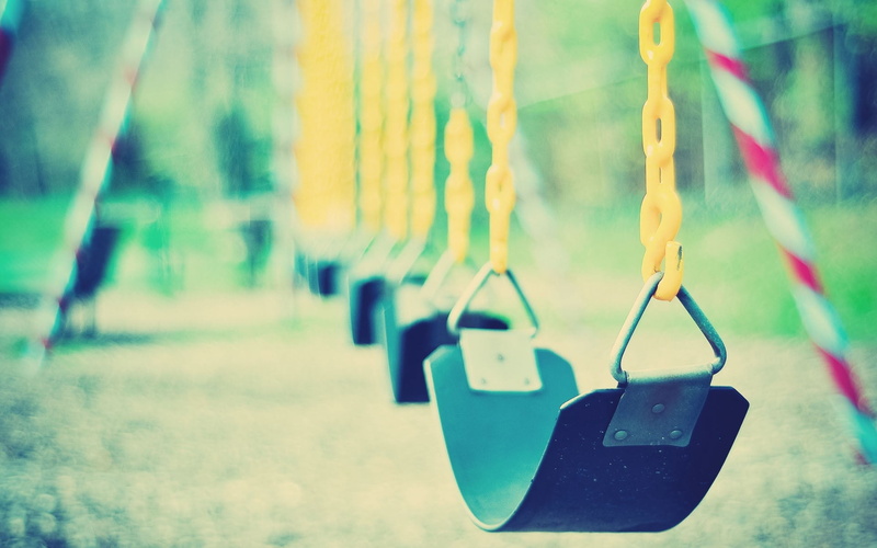 nature, chairs, outdoors, equipment, clothesline, rope, clothespin, summer, park, hanging, absence, black, metal, green color, focus on foreground, sunlight