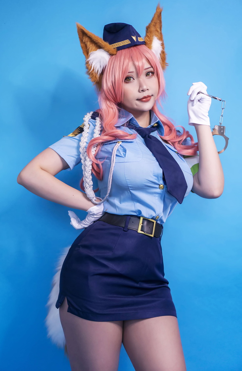 model, Fate/Grand Order, 2K, studio, Fate Series, Asian, handcuffs, Tamamo no Mae (fate/grand order), gloves, women, shirt, blue background, indoors, Hana Bunny