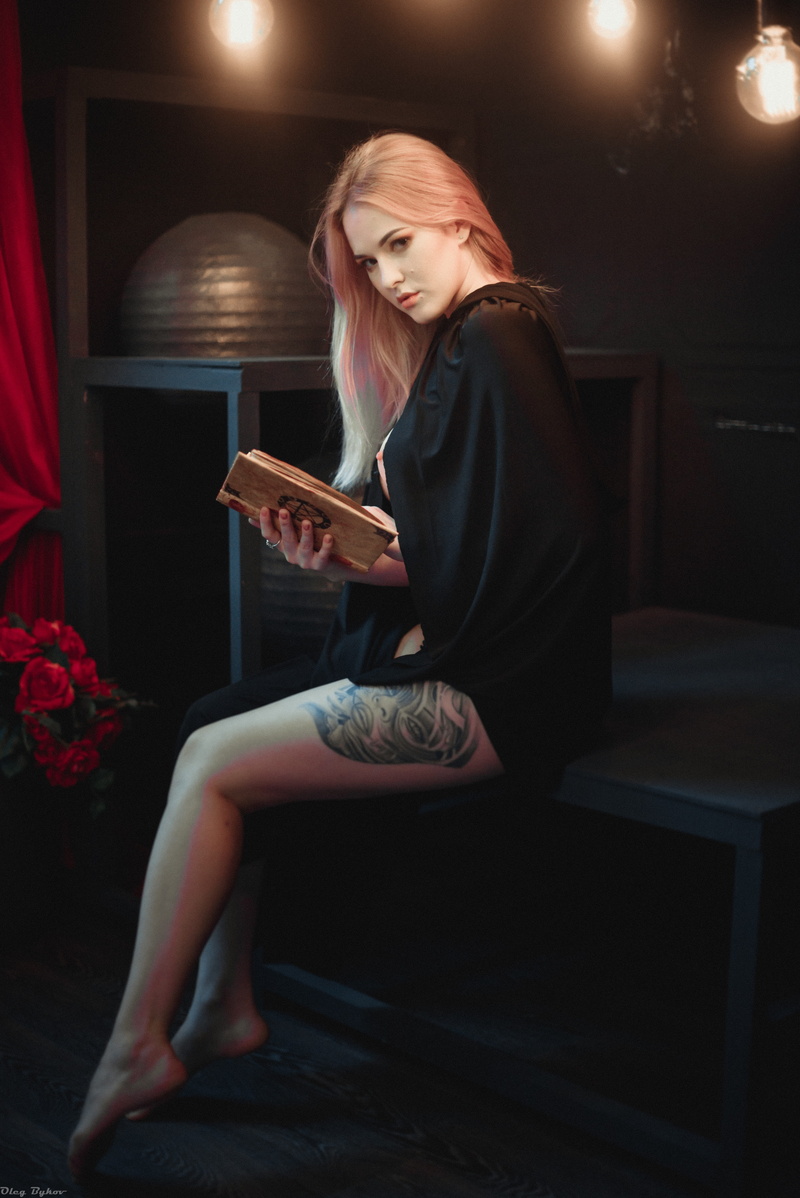 5K, connection, leisure activity, photoshoot, tattoo, holding, indoors, wireless technology, book, beautiful woman, casual clothing, sitting, fairytale character