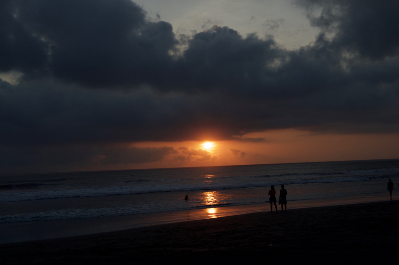sky, cloud - sky, sun, scenics - nature, outdoors, kuta, horizon, leisure activity, real people, horizon over water, tranquil scene, land, sunset, 5K