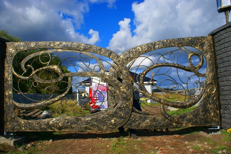 creativity, plant, 1080P, sculpture, representation, gate of metalwork, belief, nature, gate of kuta, gateway, outdoors, tree, male likeness, building exterior