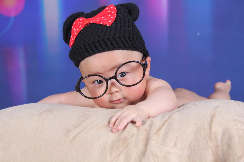 cheerful, eyeglasses, child, crawling, intelligent, minnie, mouse, boy, real people, smiling, lifestyles, suckling, clothing, front view, furniture, young