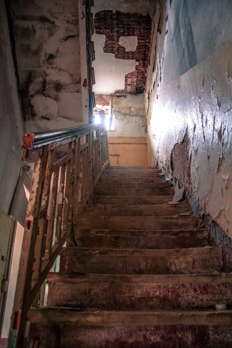 building, direction, dirty, ruined, old, leave, abandoned, indoors, old house, the way forward, home, ceiling, architectural column, architecture, empty