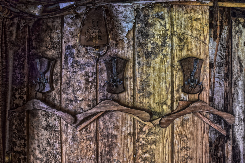 carving, close-up, gloomy, building, wood - material, weathered, atmosphere, indoors, damaged, decay, mood, obsolete, ruin, entrance, no people, dark, lost places
