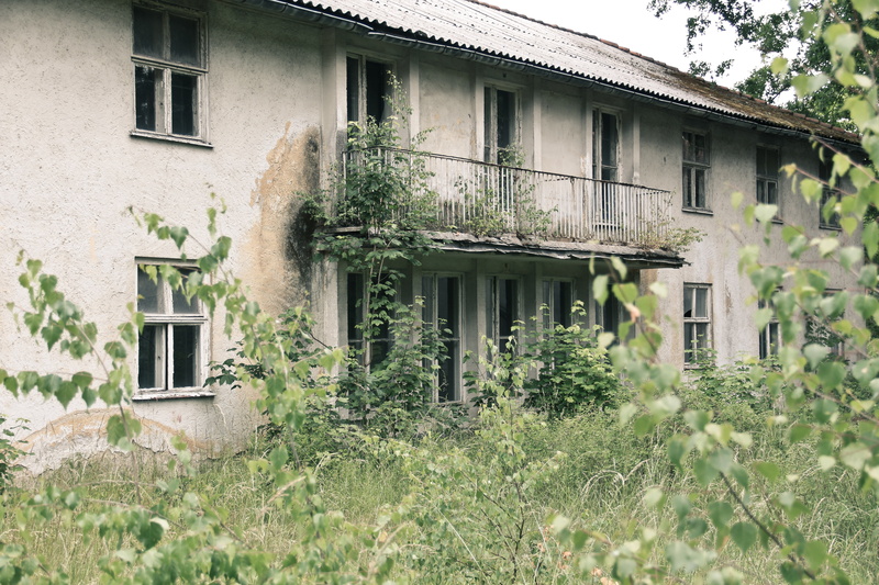 built structure, leave, house, uninhabited, old, green color, building exterior, plant, abandoned, no people, lost place, residential district, grass, nature