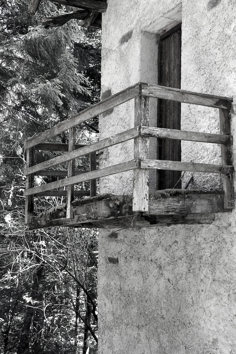 lapsed, staircase, abandoned, ailing, architecture, outdoors, built structure, day, building exterior, railing, 4K, tree, ruin, wall, stone wall, uninhabited
