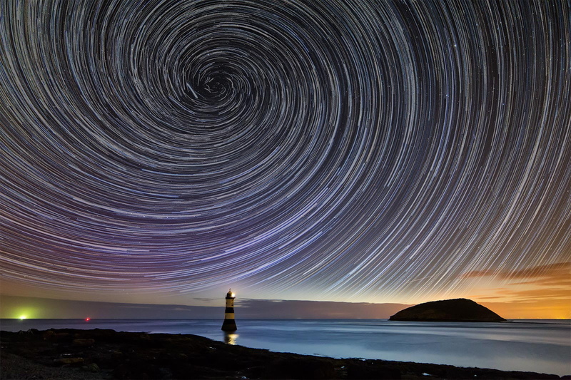 sea, night, golden, lens, star trail, near, lighthouse, Canon, Trwyn Du Lighthouse, Slow, vortex, golden house, zoom  zoom, nature, Penmon, 720P, Point