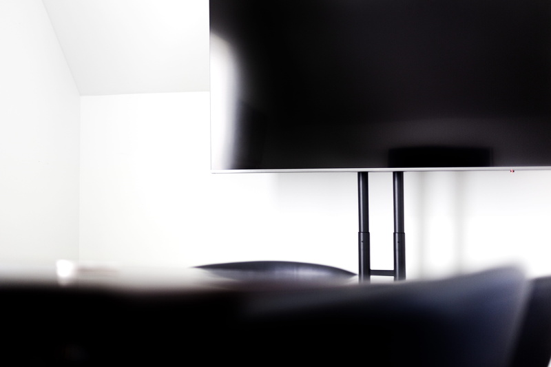 silver, seat, focu, design, black, sunlight, 4K, indoors, wealth, minimalist, simplicity, selective focus, home interior, black color, geometric, minimal