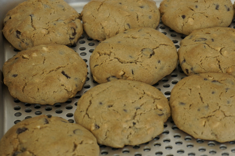close-up, sweet food, ready-to-eat, baking sheet, group of objects, food and drink, snack, 4K, food, cookies, indoors, chocolate, in a row, chocolate chip cookie