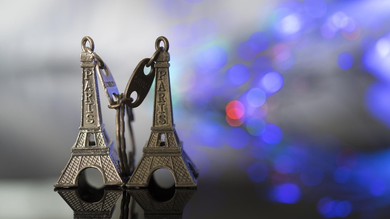 blue, paris, music, focus on foreground, tower, metal, selective focus, 1080P, light, shiny, key ring, arts culture and entertainment, aggression, keychain